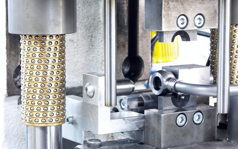 Präzise Fügepresse mit Kugelkäfig-Säulenführung beim Pressen metallischer Bauteile in der Montage