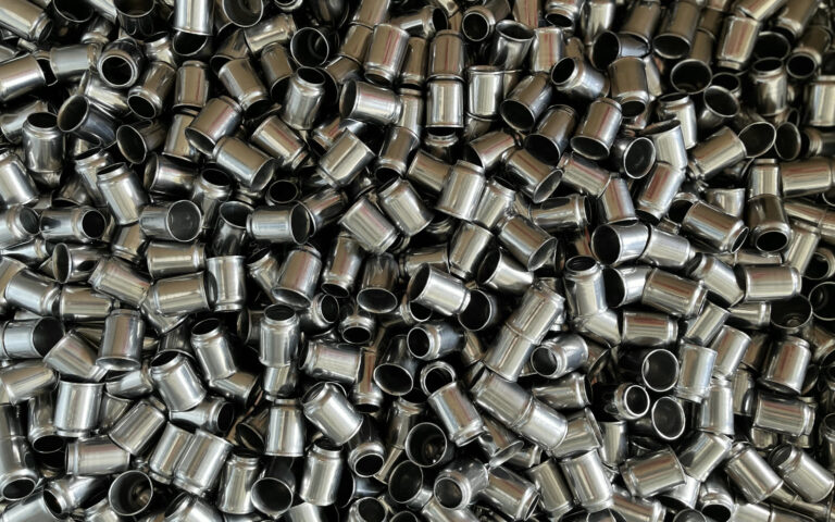 Schüttung blank geglühter zylindrischer Metallhülsen nach der Wärmebehandlung