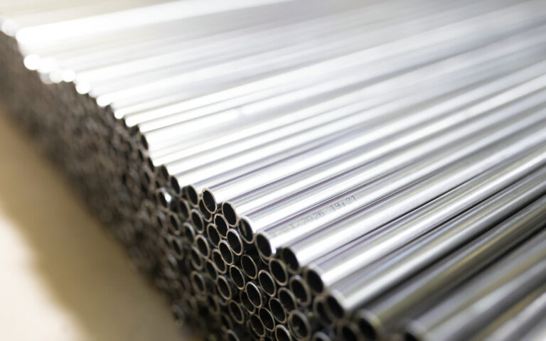 Gestapelte blank geglühte Metallrohre nach Wärmebehandlung, Stirnseite mit runden Rohrquerschnitten