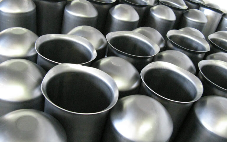 Reihen geglühter Metalltöpfe mit silbrig glänzender Oberfläche nach dem Glühen in der Wärmebehandlung