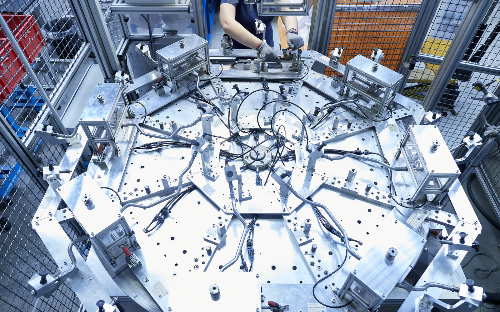 Rundschalttisch einer Induktionslöten-Anlage, bestückt mit sternförmig gespannten Metall-Leitungsbaugruppen