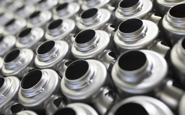 Dicht gereihte silberne Metallgehäuse mit ovalen Öffnungen aus der Schutzgaslöten-Fertigung